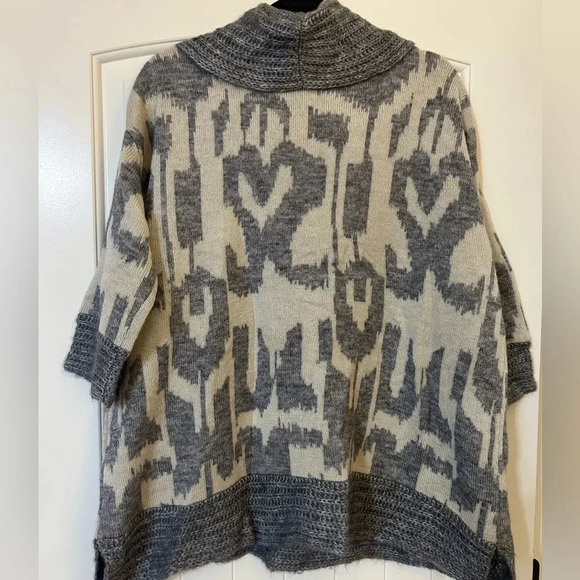❤️❤️Chico’s Gray/Cream Ikat Sweater Looks like Hearts ❤️❤️ Valentines Day! ❤️ - Picture 3 of 5